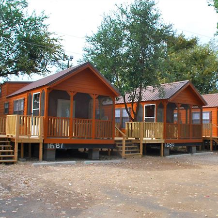 Rustic Creek Ranch Resort At North Jellystone Park Burleson Exterior foto