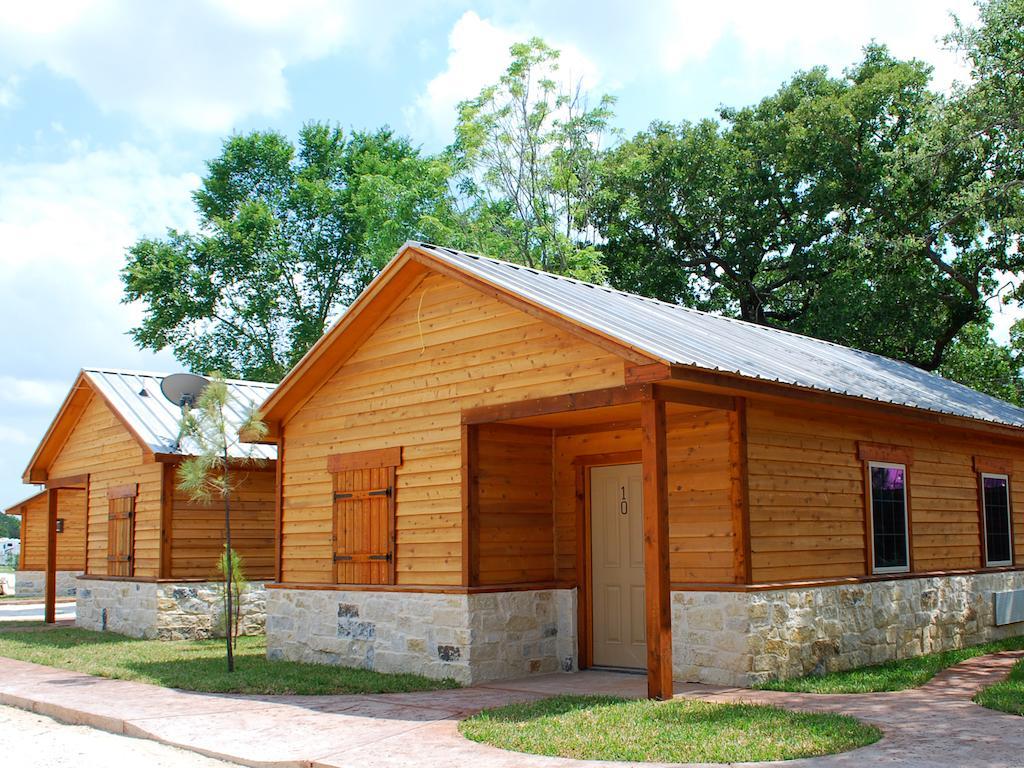 Rustic Creek Ranch Resort At North Jellystone Park Burleson Exterior foto